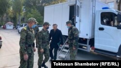 Равшан Жээнбеков БШКга арыз тапшыруу үчүн жеткирилген учуру. Архивдик сүрөт.