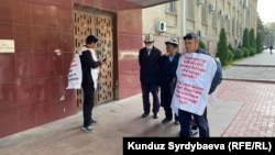 Нааразылык акциясын баштагандар Бишкекте, Өкмөт үйүнүн алдында. 