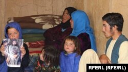 احمدضیا با شماری از اعضای خانواده اش