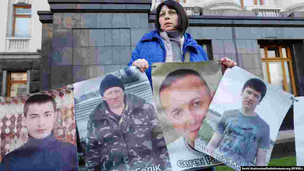 Родные и близкие пленных и пропавших без вести требуют: &ndash;&nbsp; сформировать при Президенте Украины Координационный совет по вопросам пленных, пропавших без вести и членов их семей; &ndash;&nbsp; ввести в состав Трехсторонней контактной группы представителей родных пленных и пропавших без вести; &ndash;&nbsp; принять закон о статусе пленных; &ndash;&nbsp; включить в состав комиссии по вопросам пропавших без вести представителей семей пропавших без вести.