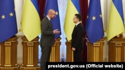 Україна та ЄС будуть працювати для деескалації в межах всіх наявних форматів, повідомив Володимир Зеленський за підсумками розмови із Шарлем Мішелем