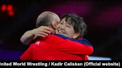 Мээрим Жуманазарова менен машыктыруучусу Нурбек Изабеков финалдык беттештен кийин.