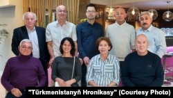 Türkmenistanyň raýat jemgyýetiniň wekilleriniň ýygnagyna gatnaşýan aktiwistler. Wena