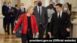 Про це фон дер Ляйєн заявила 18 березня за підсумками розмови з президентом України Володимиром Зеленським (на фото: зустріч Урсули фон дер Ляйєн та Володимира Зеленського в Києві, жовтень 2021 року)