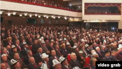 Бишкекте элдик курултай өтүп жатат. 25-ноябрь, 2022-жыл. Видеодон алынган скриншот.