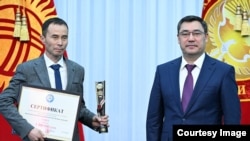 Баткен районунун Ак-Сай айыл өкмөтүнүн башчысы менен президент Садыр Жапаров.