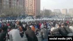 Полиция кызматкерлери медициналык коргонуу кийимин кийип алышкан. 