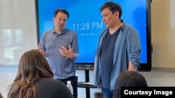 Журналист Болот Темиров профессор Стив Свердлов менен. Бишкек, 18-май 2022-жыл