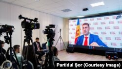 Чет өлкөгө качып кеткен Илан Шор видео конференция өткөрүп жатат. 