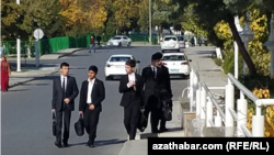 Ene-atalaryň ençemesi bu puluň gereksiz çykdajydygyny aýdyp, nobatdaky pul toplamak çäresine nägilelik bildirýär. (Illýustrasiýa suraty)