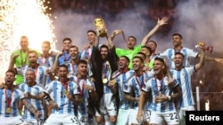 Аргентинанын курама командасы жеңишин майрамдап жаткан учур