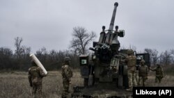 Українські військові готуються до обстрілу російських позицій із САУ французького виробництва CAESAR біля Авдіївки. Донецька область, 26 грудня 2022 року