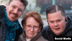 Тейлор Дадлі, його мати Шеллі та правозахисник Джонатан Френкс