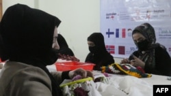 Ооган аялдары Гераттагы институтта сайма сайып отурушат. 22-декабрь, 2022-жыл.