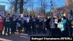 Кармалгандардын жакындары аларды бошотууну талап кылып өткөргөн акциялардын бири.