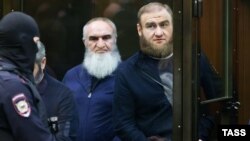 Рауль (слева) и Рауф Арашуковы в суде, 27 декабря 2022 года