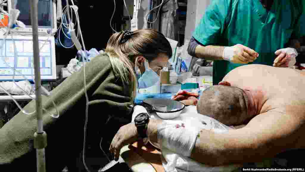 У той час, як воїну доводиться терпіти біль, одна із медикинь розмовляє із пораненим, намагаючись заспокоїти і підтримати.&nbsp;