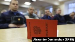 Военный билет на столе на сборном пункте военкомата Ленинградской области