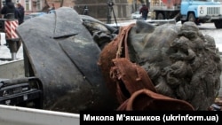 Під час демонтажу пам’ятника російському поету Олександру Пушкіну в місті Дніпрі, 16 грудня 2022 року (ілюстраційне фото)