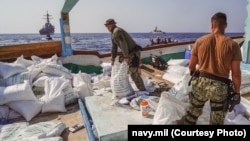 ABŞ-nyň deňiz güýçleri Eýrandan Ýemene barýan gämide gözleg geçirýärler.