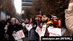 Հայաստանն ու Արցախը կապող միակ ճանապարհը բացելու պահանջով բողոքի ցույց ՄԱԿ-ի երևանյանի գրասենյակի մոտ։ 22-ը դեկտեմբերի, 2022 թ.