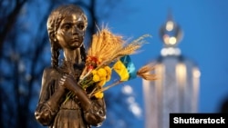 Скульптура дівчинки з колосками в руках на території Національного музею Голодомору-геноциду, в якому зібрані численні документальні матеріали про Голодомор-геноцид в Україні 1932–1933 років