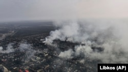 Вид на Бахмут, обстреливаемый российской артиллерией. 27 декабря 2022 года.