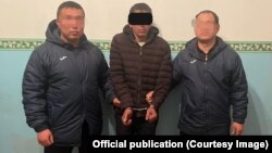 Подозреваемый в убийстве сожительницы в Кара-Сууйском районе (в наручниках) задержан милиционерами.