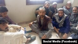 تعدادی از افغانهای که در پاکستان به دلیل نداستن ویزه و اسناد اقامت بازداشت و زندانی گردیده اند.