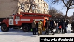 Майлуу-Сууда суу түтүктөрү тоңуп калып, суу атайын техника менен ташылып, шаар тургундарына берилүүдө. 