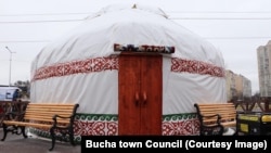 Юрта, установленная в качестве Пункта Незламності в украинской Буче. Фотография с официальной страницы в Facebook'е городского совета 
