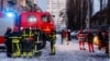 Украінскія ратавальнікі ў Кіеве ліквідуюць наступствы ўдараў з паветра. 14 сьнежня 2022 г.
