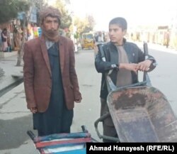 پاچان خان ( دست راست) و دوست دیگرش که هر دو روی جاده کراچی وانی می کنند