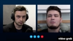 Під час запису інтерв’ю: журналіст Радіо Свобода Тарас Левченко і російський солдат-утікач Нікіта Чібікін