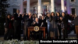 Президент Жо Байден "Никени сыйлоо" мыйзамга кол койгон учуру. 