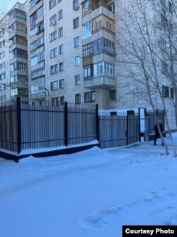 Ограждение отдела полиции, которое не принял и не оплатил подрядчикам департамент полиции Караганды.