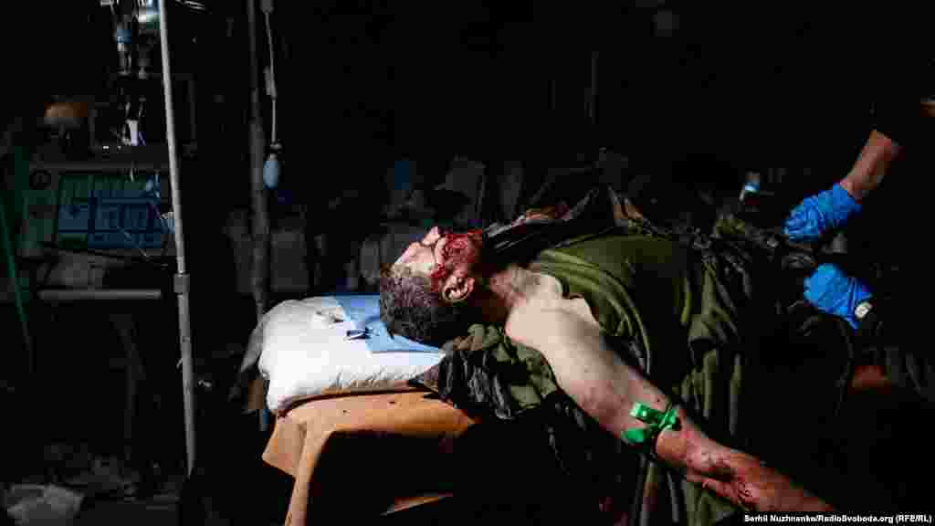 &laquo;Коліть, блін!&raquo;, &ndash; несамовито кричить поранений.