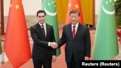 Serdar Bedimuhamedow hem Si Jinping. Pekin, 2023-nji ýylyň 6-njy ýanwary.