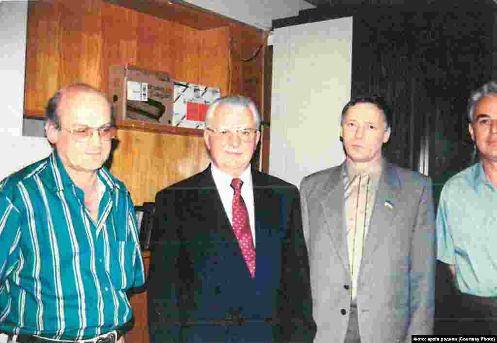 Іван Гвать (ліворуч) та перший президент України Леонід Кравчук (у центрі) під час інтерв&#39;ю на Радіо Свобода, Київ. Фото періоду 1995-1998 років, коли Іван Гвать під псевдонімом Юрій Маєрник працював в Українській редакції Радіо Свобода у Києві