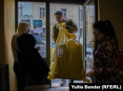 Волонтерам допомагають різні ініціативи та звичайні люди матеріалами