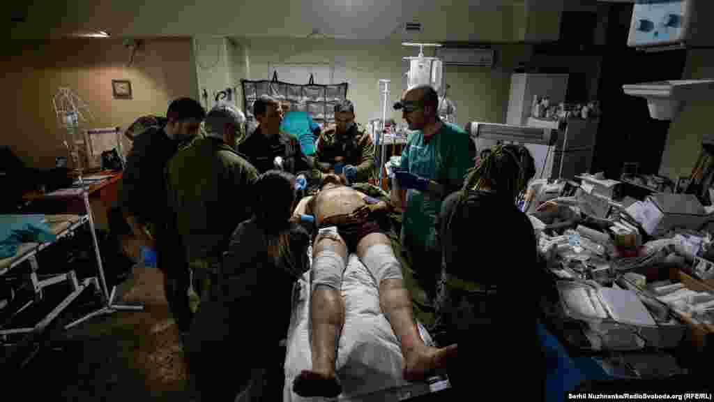 Олег Коломієць, військовий медик: &laquo;Я мобілізований. Я дитячий хірург, дитячий онколог (у цивільному житті &ndash; ред.). Зважаючи на те, яких хворих я оперував, працюючи дитячим лікарем-хірургом, це (все, що відбувається &ndash; ред.) мало на мене менший вплив. Хоча, деякі поранення важкі, і ти бачиш їх уперше. Але завдяки нашій згуртованості бригада працює дуже злагоджено, і завдяки цьому ми витягуємо дуже важких. На всіх якісь етапи впливають, але до цього звикаєш. Головна &nbsp;мета &ndash; врятувати людину, а не переходити на якісь емоції&raquo;.