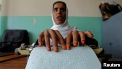 یکی از دختران نابینا در کابل که از رفتن به مکتب ویژه نابینایان محروم مانده است