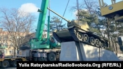 Пам’ятник зняли з постаменту за допомогою спецтехніки