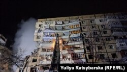 Многоквартирный дом в Днепре, в который попала российская ракета. 