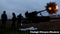 Українські військові стріляють із артилерійської системи «Піон» на околицях Бахмута, Донецька область, кінець грудня 2022 року