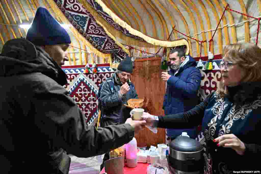 Украинанын маалымат каражаттары жазгандай, &quot;Сынбас&quot; пункту Казакстандын Украинадагы элчилигинин колдоосу жана боорукер жарандардын демилгеси менен ачылган.&nbsp;