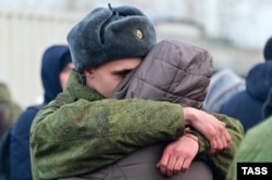 Орусияда мобилизацияга тартылгандардын бири жакыны менен коштошууда. Чита, 7-ноябрь, 2022-жыл.