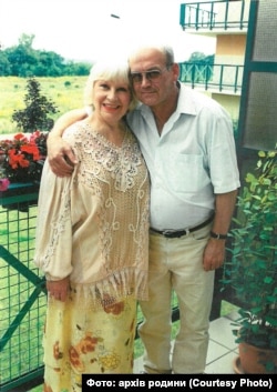 Іван Гвать з дружиною Евеліною у празькій квартирі. Подружжя працювало на Радіо Свобода у Празі, Чехія в 1998–2003-х роках