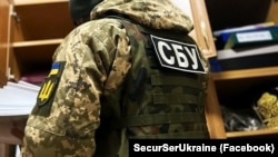 Починаючи з жовтня 2022 року, СБУ проводить на об’єктах УПЦ (МП) по всій Україні обшуки (на фото: представник СБУ під час одного з обшуків)