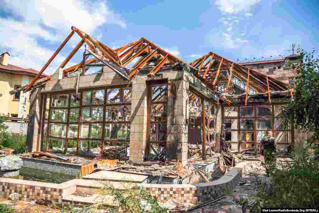 Розбитий басейн біля будинку